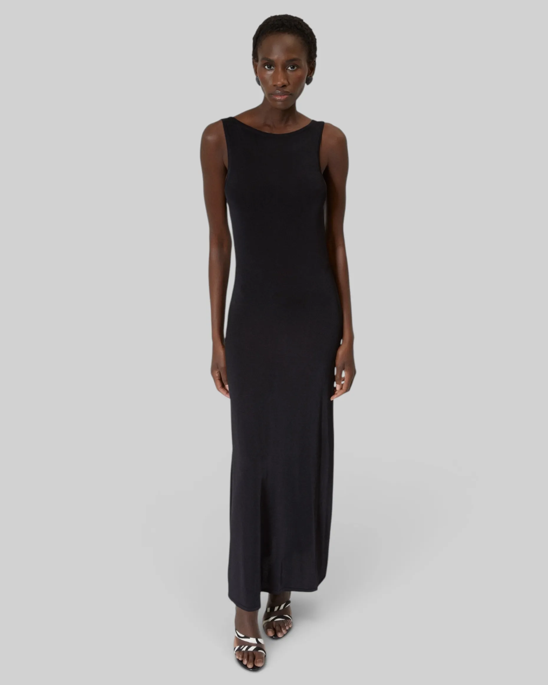 Robe longue en maille avec chaînes dos noire