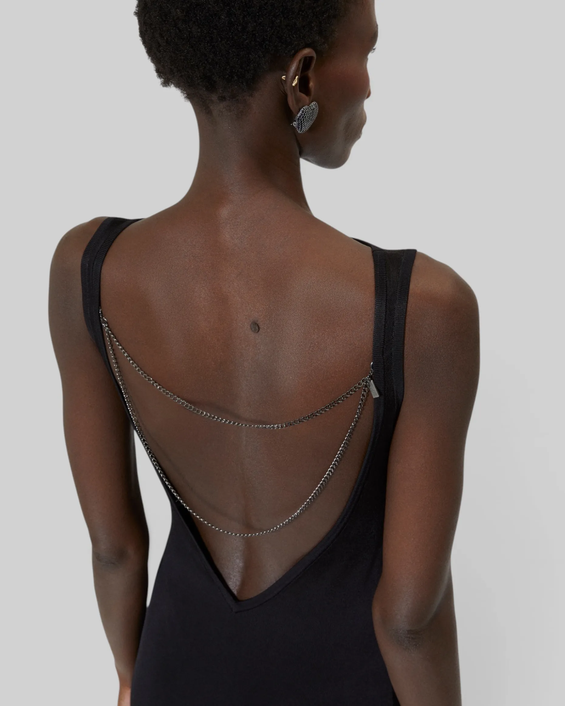 Robe longue en maille avec chaînes dos noire