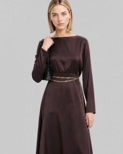 Robe longue en satin avec chaîne dorée marron