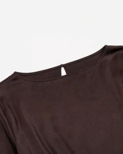 Robe longue en satin avec chaîne dorée marron