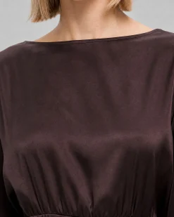Robe longue en satin avec chaîne dorée marron