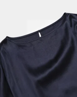 Robe longue en satin avec chaîne dorée marine