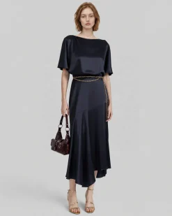 Robe longue en satin avec chaîne dorée marine