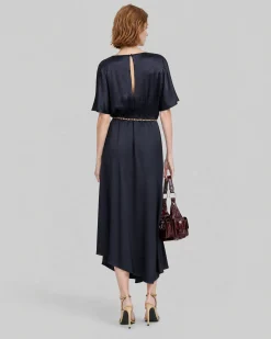 Robe longue en satin avec chaîne dorée marine