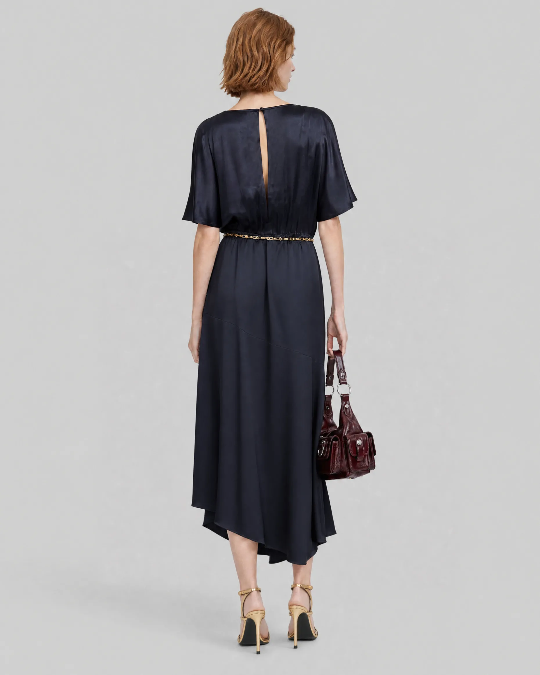 Robe longue en satin avec chaîne dorée marine