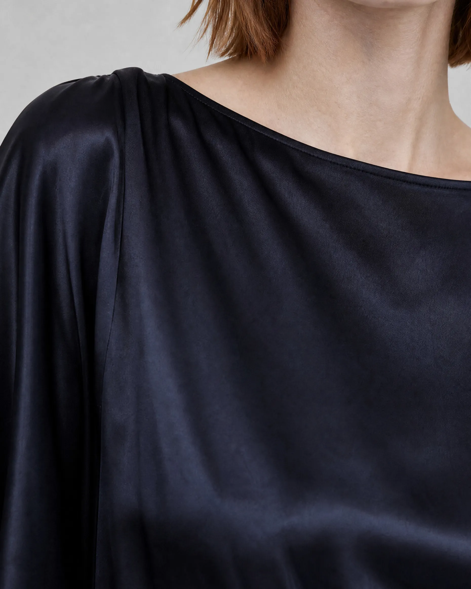 Robe longue en satin avec chaîne dorée marine