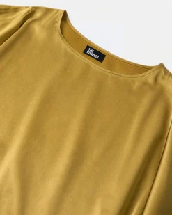Robe longue en satin avec chaîne dorée olive