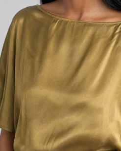 Robe longue en satin avec chaîne dorée olive