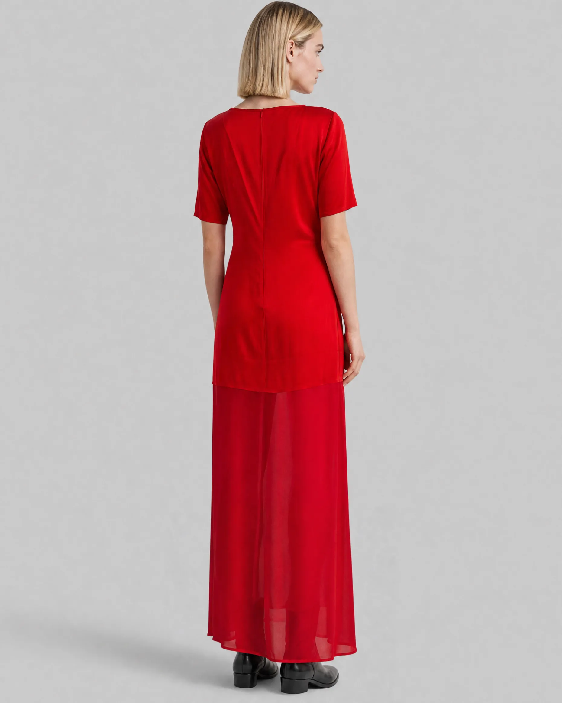Robe longue en satin rouge