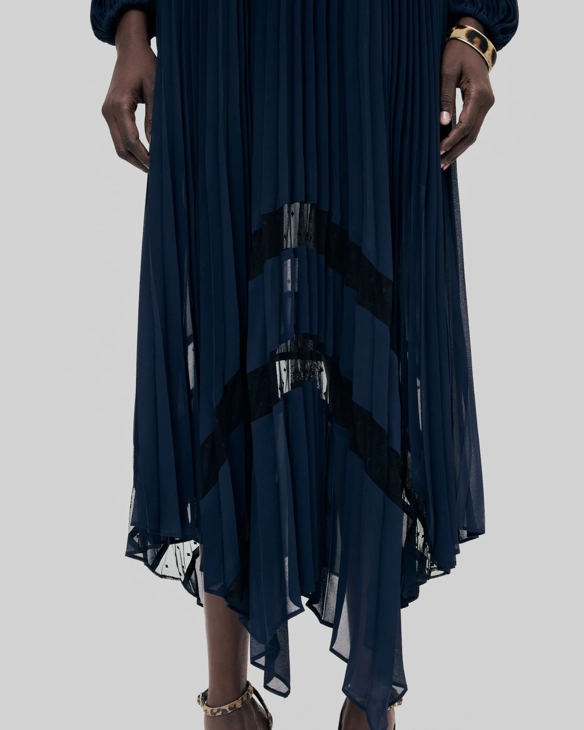 Robe longue plissée avec dentelle bleu marine