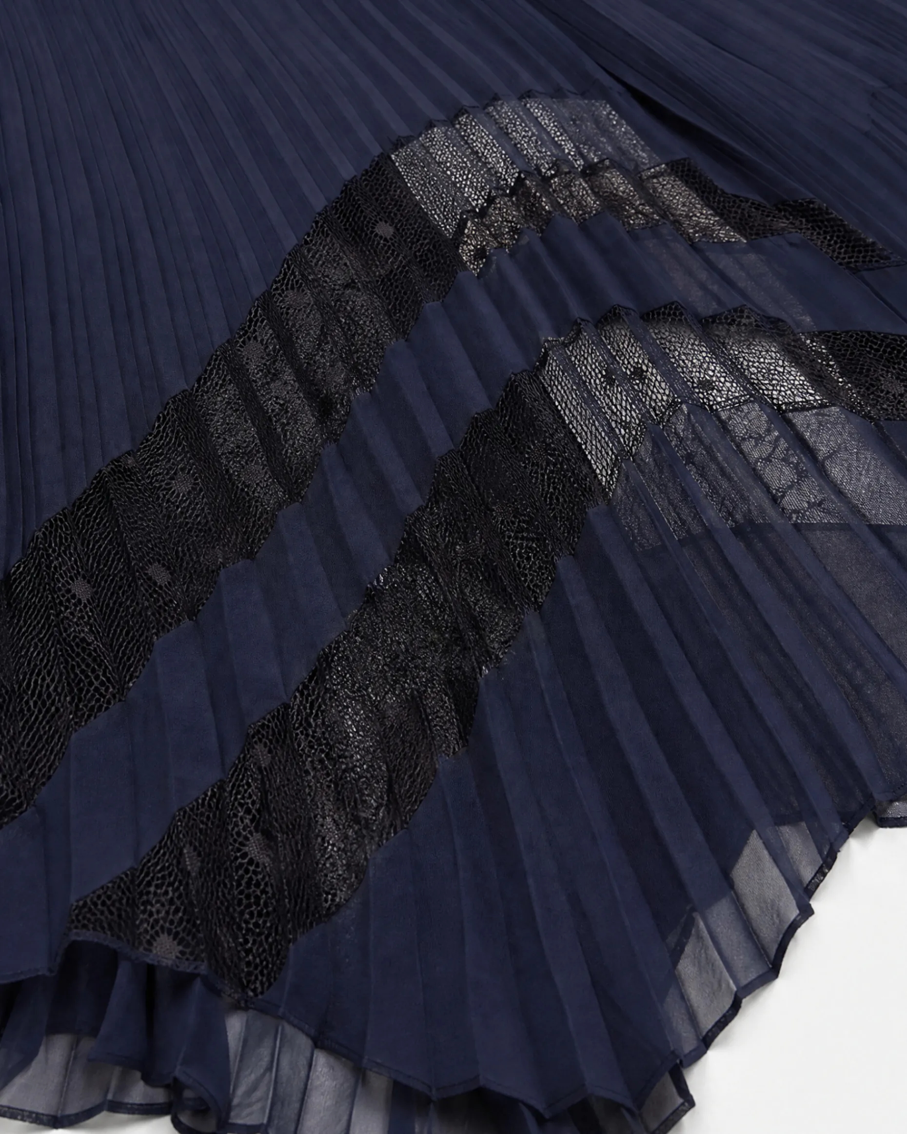 Robe longue plissée avec dentelle bleu marine
