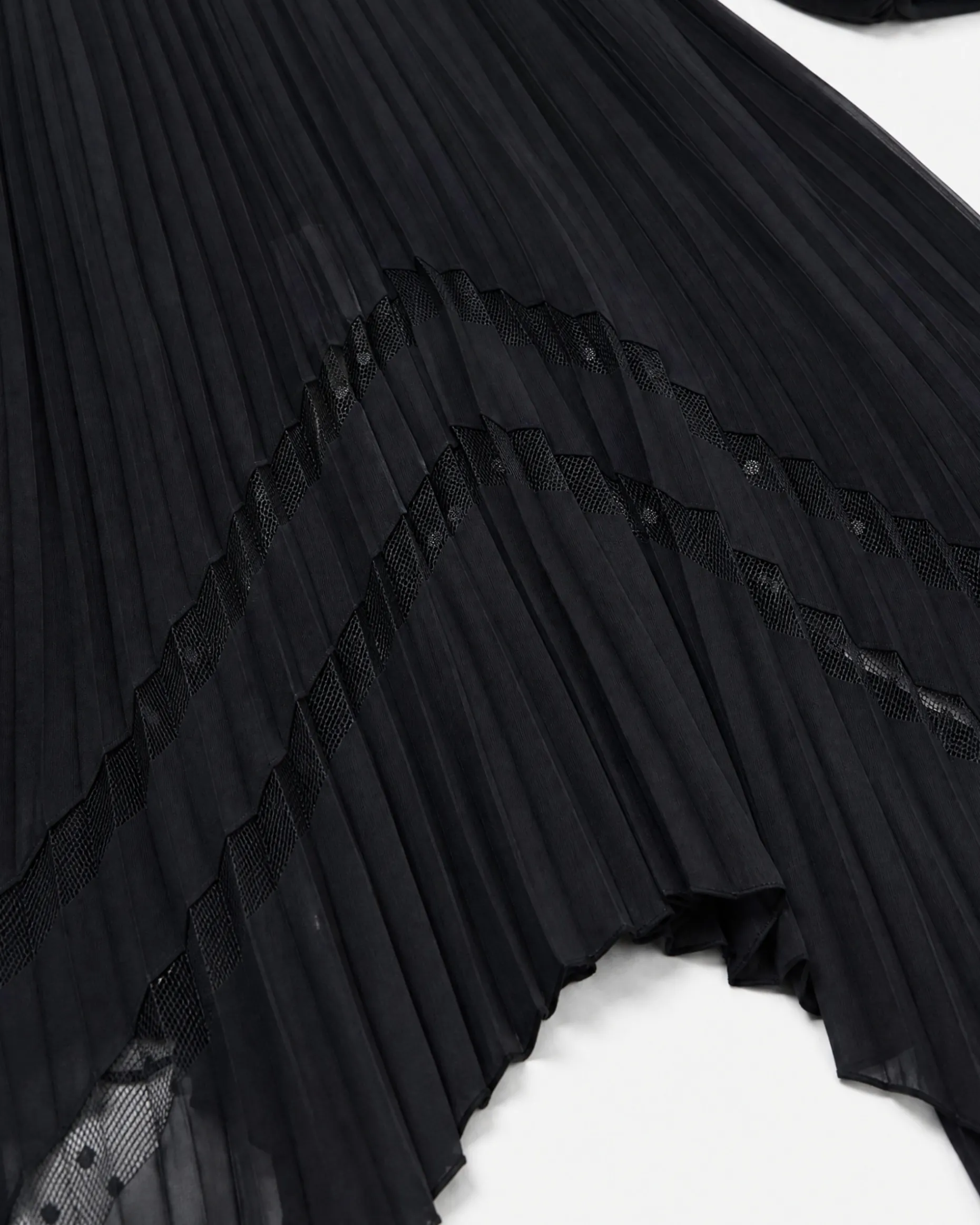 Robe longue plissée avec dentelle noire