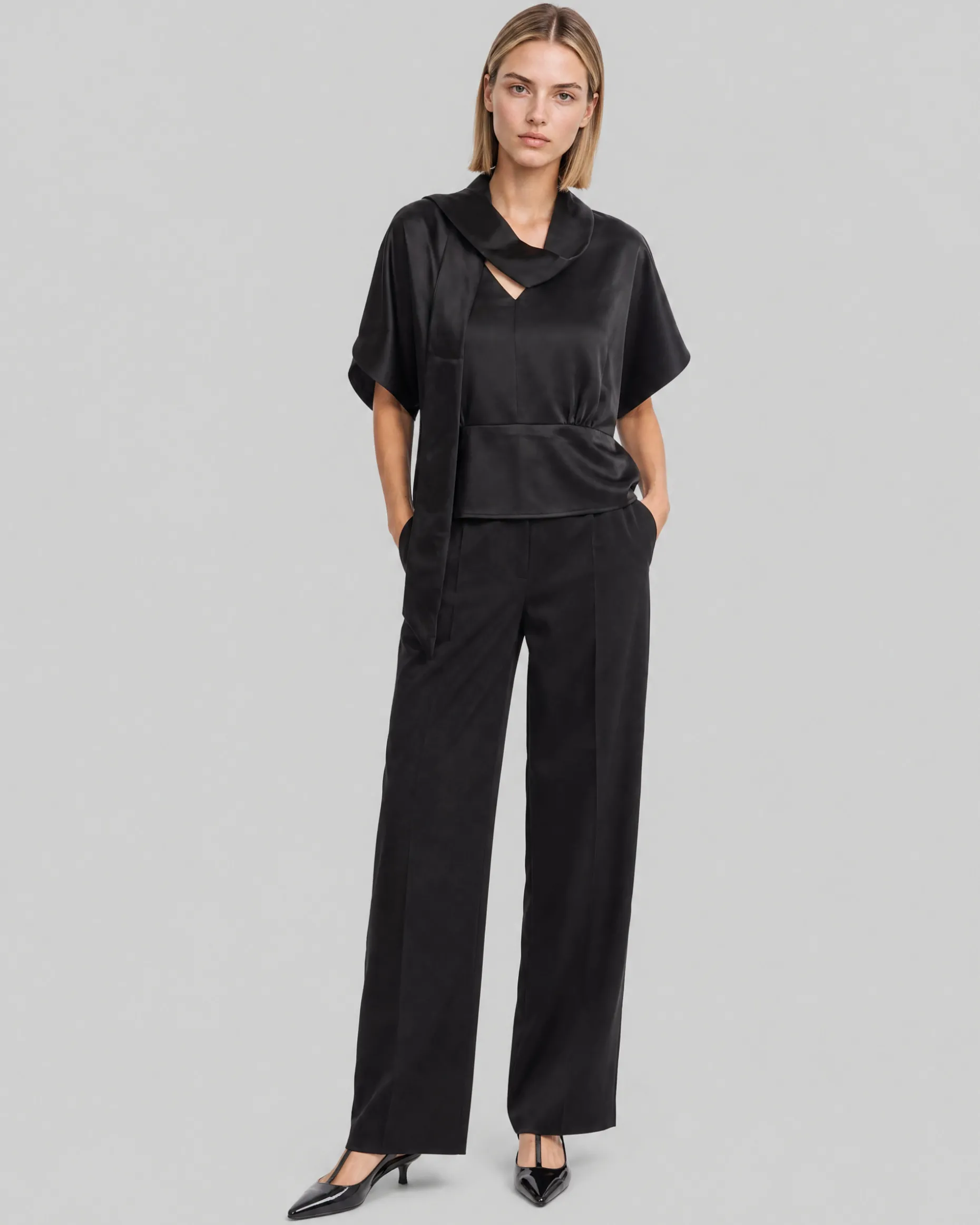 Top avec lavallière en satin noir