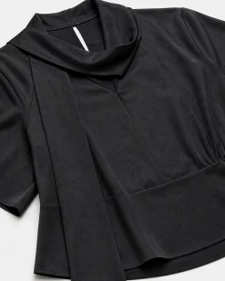 Top avec lavallière en satin noir
