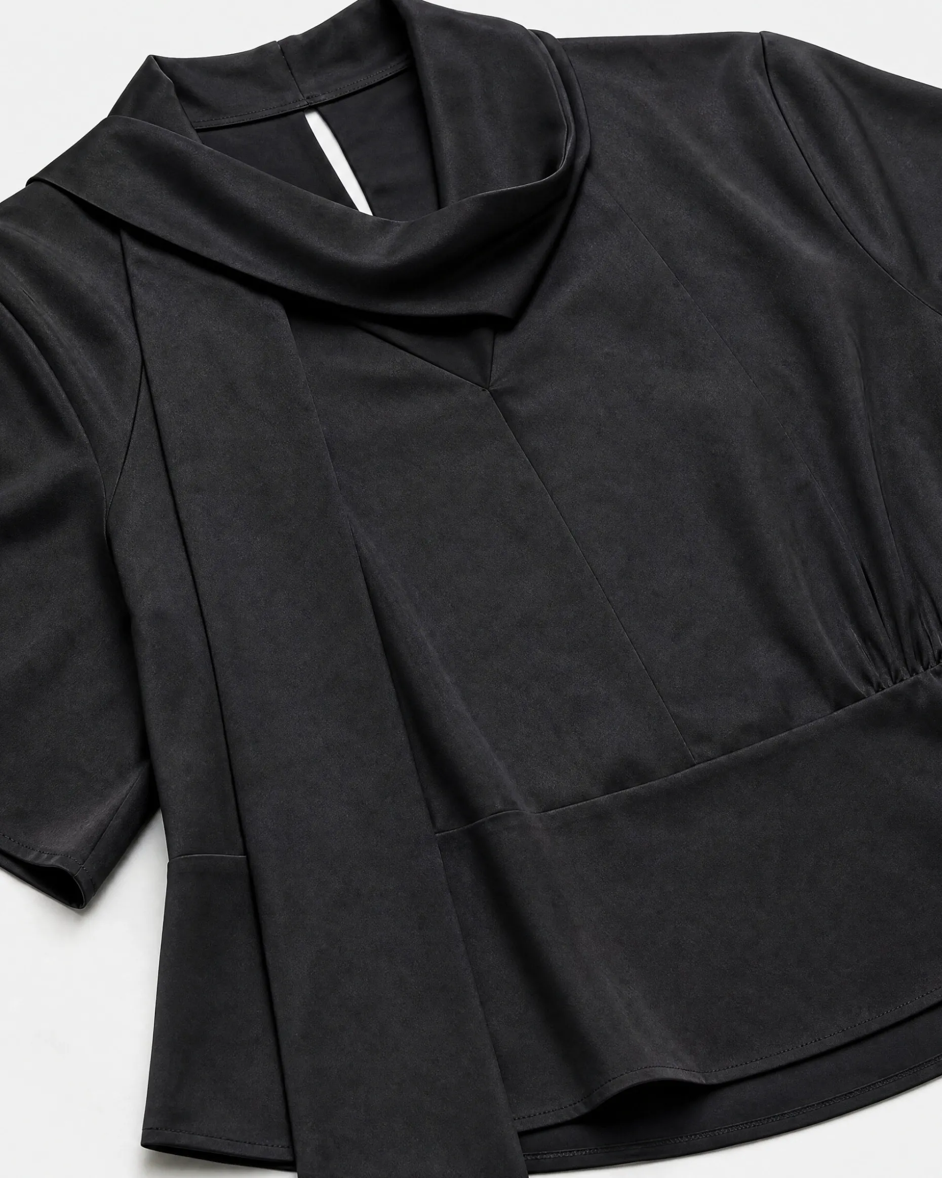 Top avec lavallière en satin noir