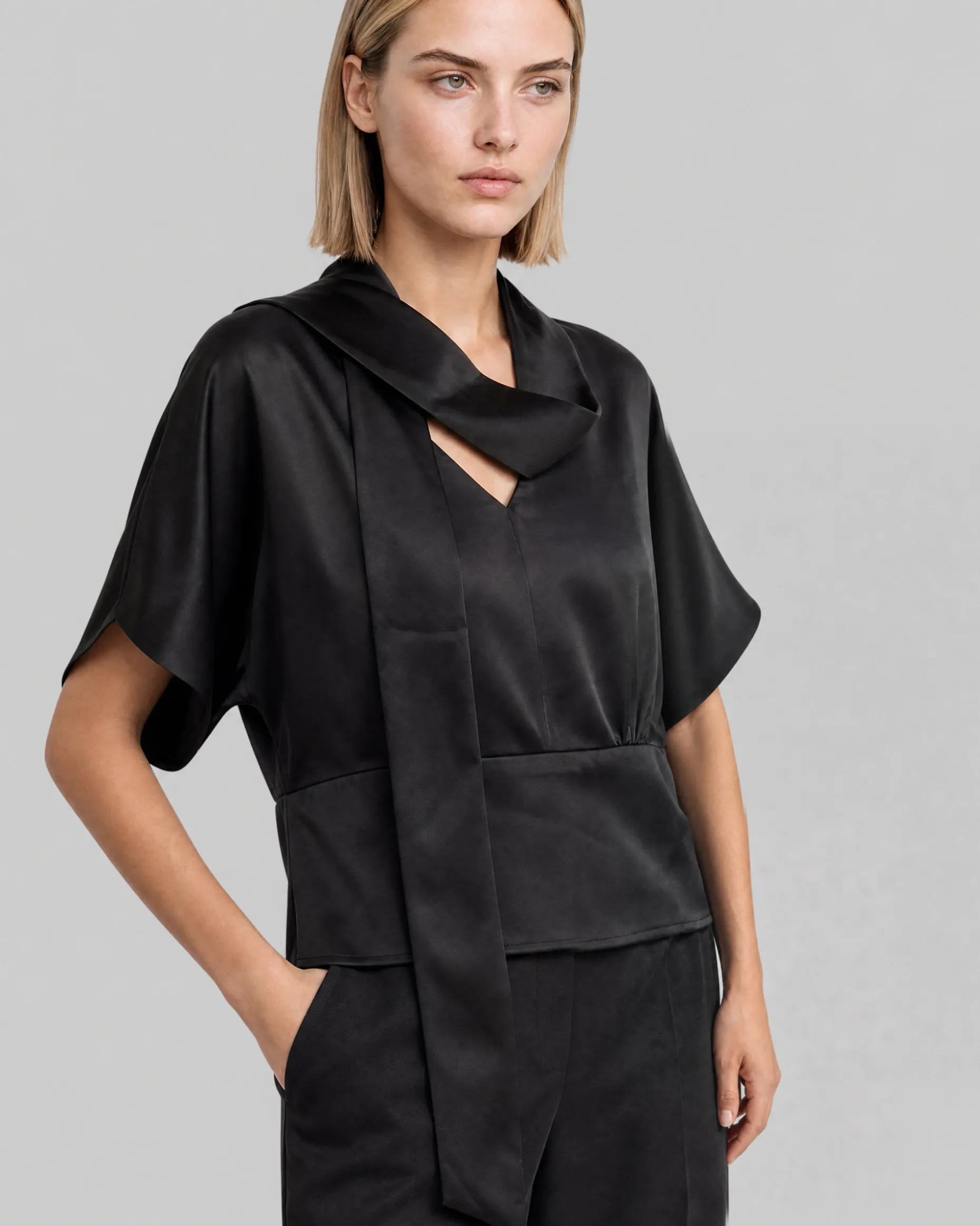 Top avec lavallière en satin noir