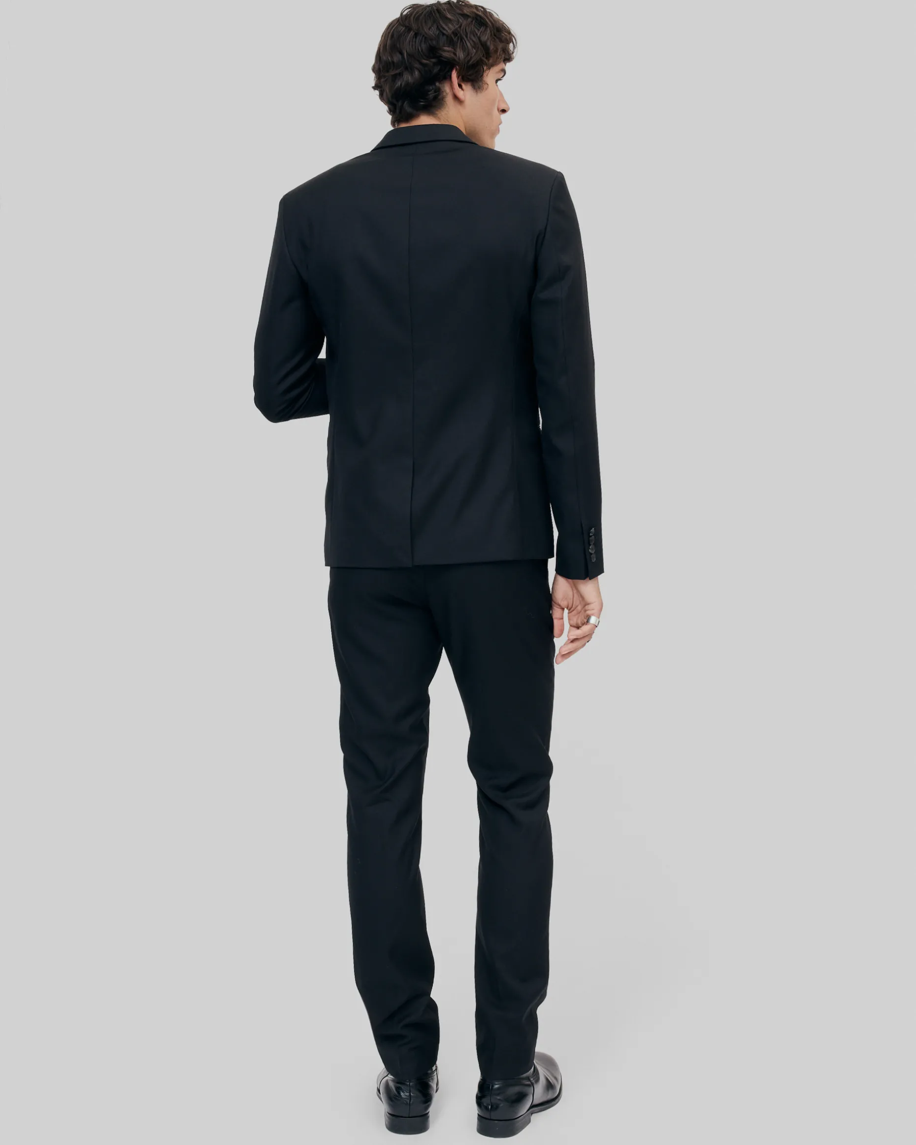 Veste de costume en laine noire coupe tailleur ajustée