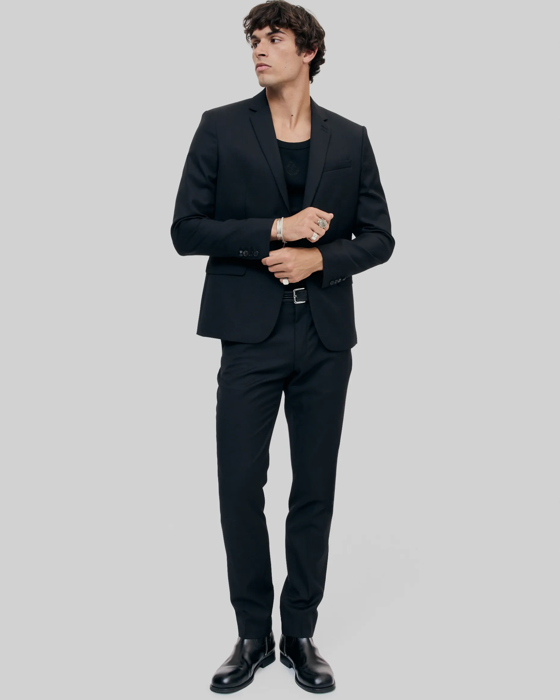 Veste de costume en laine noire coupe tailleur ajustée
